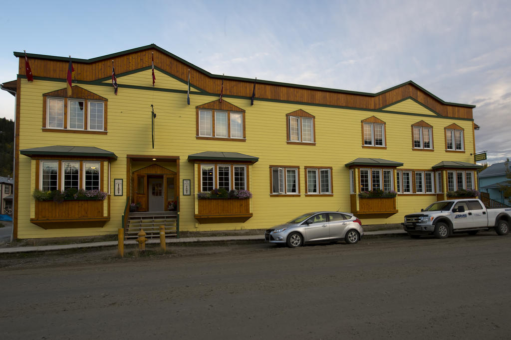 Aurora Inn Dawson City Exteriör bild